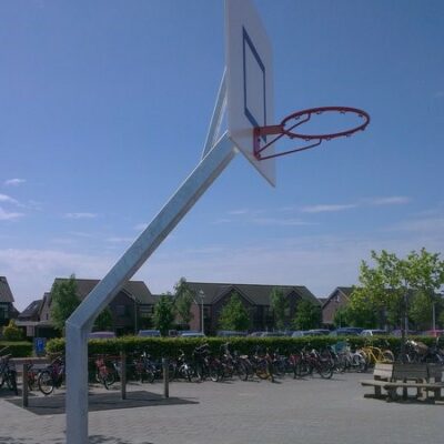 Basketbaldoelen model Classic, geproduceerd van volbad verzinkt staal en ook leverbaar met geluidsarm antivandaal basketbalbord.