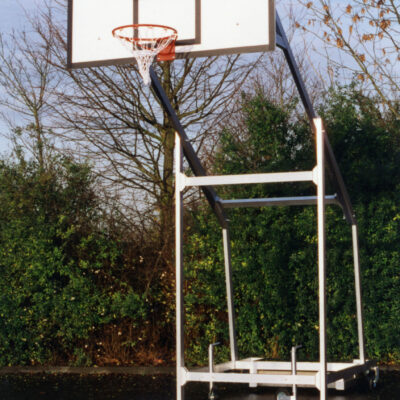 Verrolbaar basketbalsysteem. Ideaal als u het veld ook voor andere doeleinden gebruikt. Volledig gelast aluminium. Absoluut topkwaliteit.