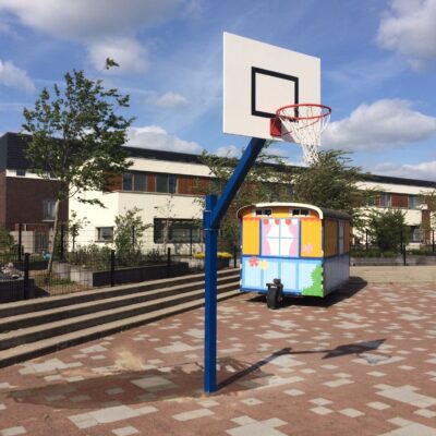 Hier is gekozen voor een fraaie blauwe poedercoating van de basketbalpaal.