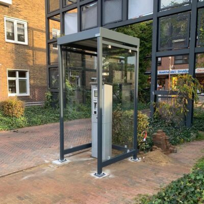 1x1m. Netjes, duurzaam en elegant overkap[ping, zeer geschikt voor betaal- en ticketautomaten. Deze is uitgevoerd in antraciet ral 7016 en staat in Kerkrade.