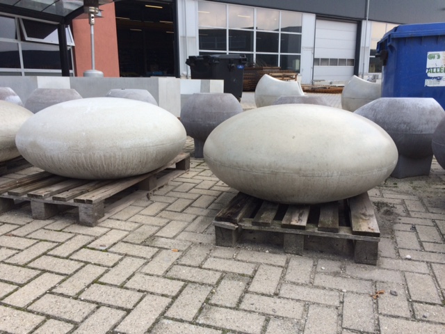 Smarties de ideale betonbanken voor speel- en schoolplein.