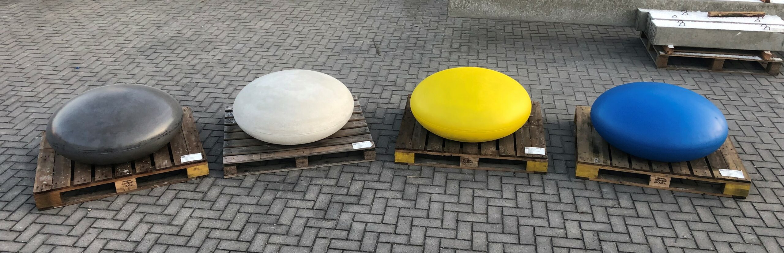 Ideaal om op te zitten en erg leuk op pleinen en als afzetting van de straat.