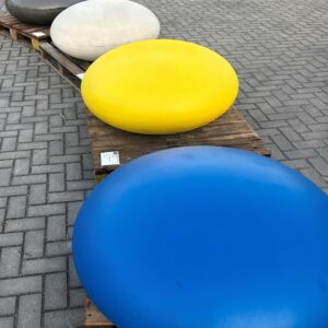 Detailopname van Smartie betonnen zitsteen is een vrolijke RAL kleur.