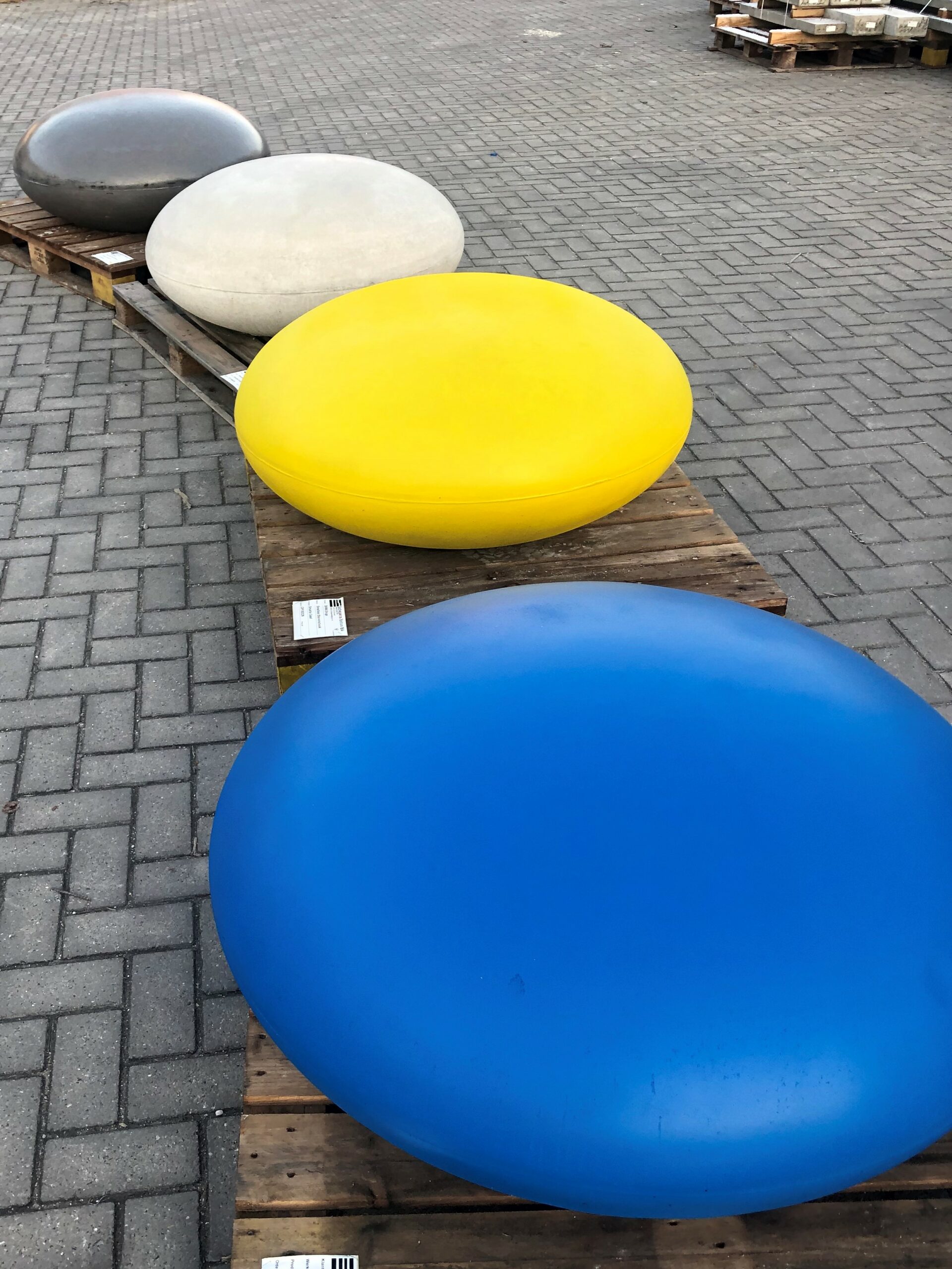 Detailopname van Smartie betonnen zitsteen is een vrolijke RAL kleur.