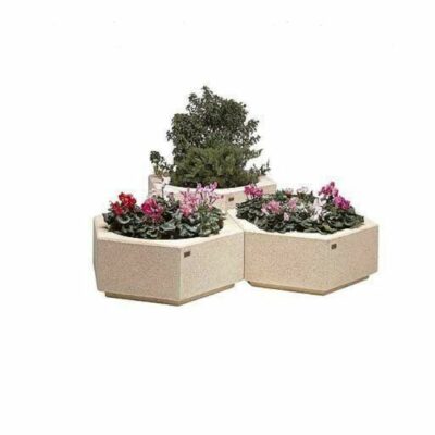 Betonnen plantenbak in moderne hexagon vorm. Leverbaar in twee maten. Zeer leuk per 3!