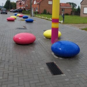 Betonnen straatmeubilair op zijn vrolijkst. De betonnen zitstenen (Smarties) van SKWShop