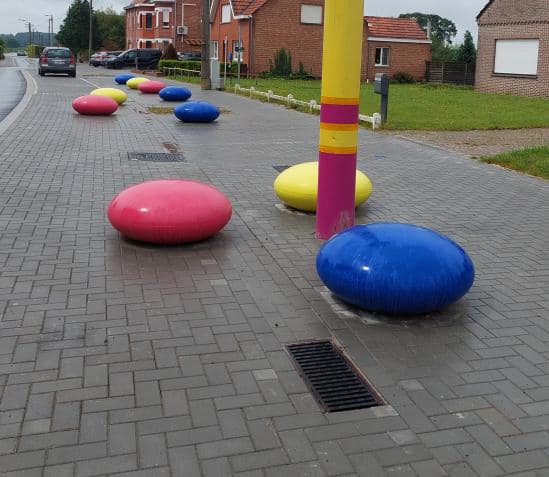 Betonnen straatmeubilair op zijn vrolijkst. De betonnen zitstenen (Smarties) van SKWShop