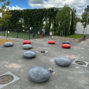 Onze betonnen zitelementen bij het Lyceum Sacta Maria in Haarlem