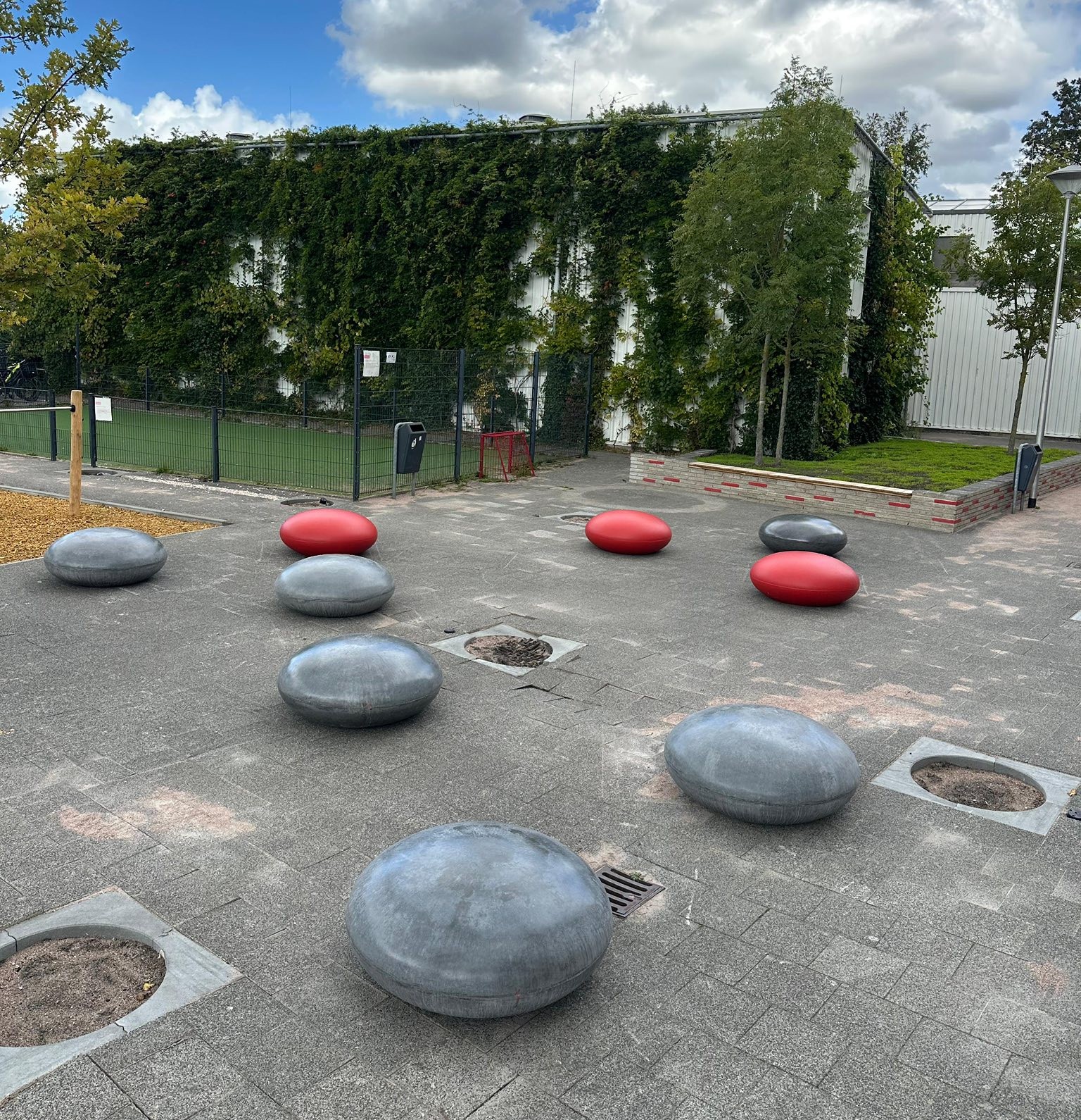 Onze betonnen zitelementen bij het Lyceum Sacta Maria in Haarlem