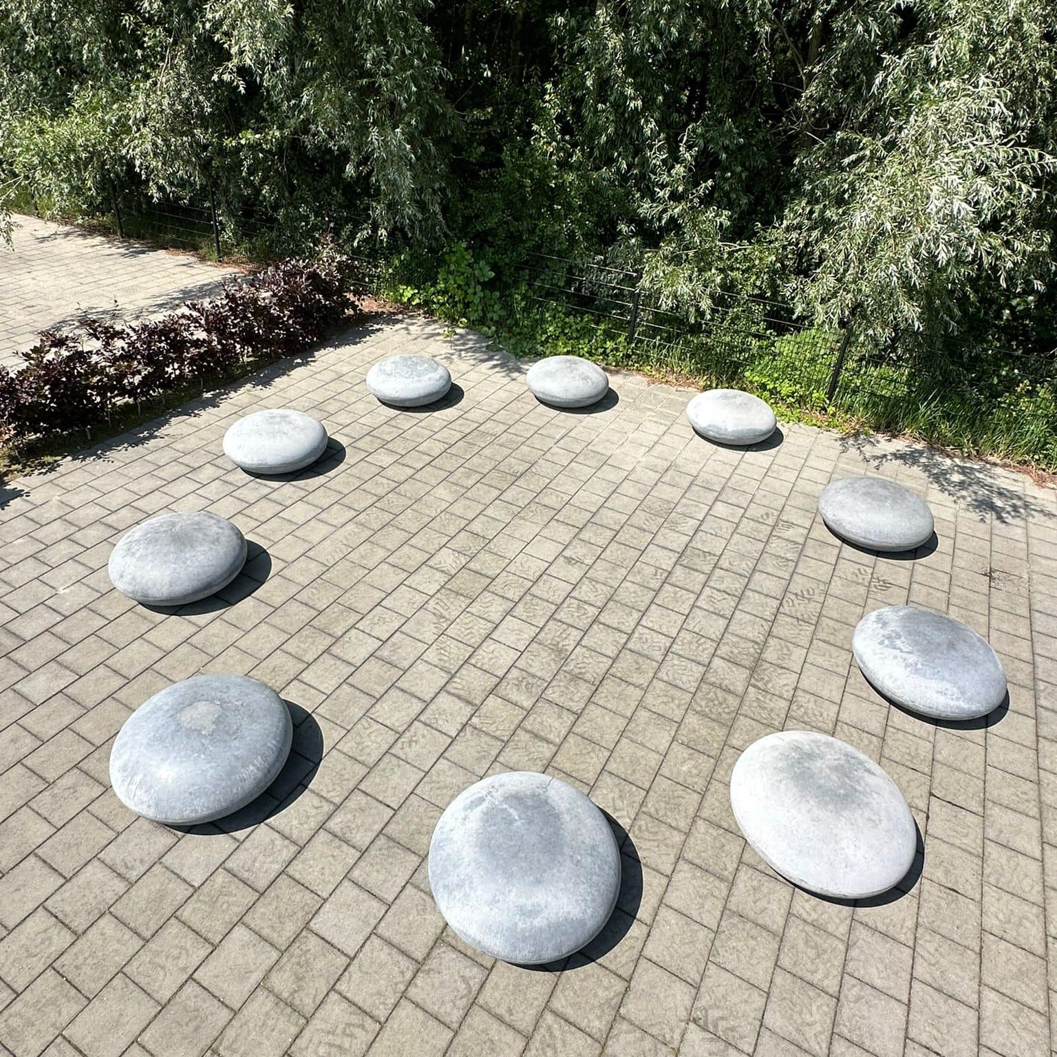 Deze fraaie zitstenen hebben een diameter van maar liefst 1 meter. Deze betonnen zetelementen (Smarties in de kleur grijs) liggen in Lelystad bij het Aurum college. 10 stuks totaalo.