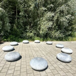 10 van deze fraaie betonnen zitelementen in een kring gelegd. Ideaal als praatcirkel op schoolpleinen. Een leuk alternatief voor parkbanken.