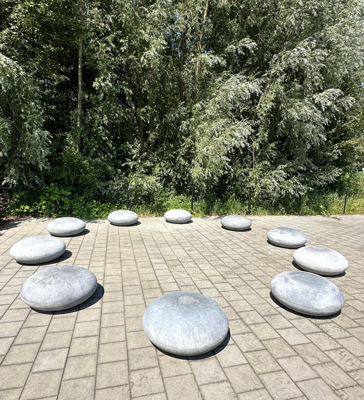 10 van deze fraaie betonnen zitelementen in een kring gelegd. Ideaal als praatcirkel op schoolpleinen. Een leuk alternatief voor parkbanken.