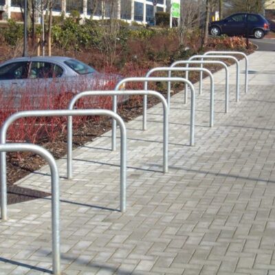 Deze aanleunbeugels worden in de volksmond ook wel fietsnietjes genoemd.