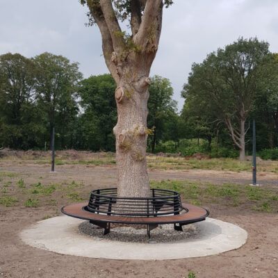 Grote ronde boombank Yuvar met rugleuning in ral 9005 (diepzwart). Eenvoudig te plaatsen. Diameter 3,4 meter. Voor het frame kunt u een standaard ral kleur naar keuze kiezen.