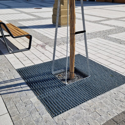 Ideaal op pleinen, door het oppervlak van het rooster, werkt deze ook uitstekend tegen plassende honden. Afmetingen 160x160cm.