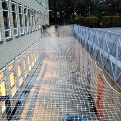 Veiligheidsnetten die dienen als valbeveiliging op de bouw.