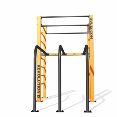 Calisthenics toestel Petum+. Mini fitness station Petum, vooraanzicht. Aan de linkerzijde ziet u de extra liggers.