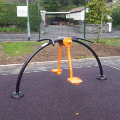 Buiten fitness toestel de Surfer. Met zijn 2én tegelijk heerlijk fitnessen in de buitenlucht.