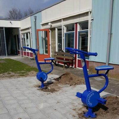 De montage van uw buitenfitness toestellen, kunnen we natuurlijk ook voor u verzorgen. Alleen de straat nog even aanwerken en de buiten fitness fietsen zijn gereed voor gebruik