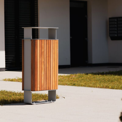 De houten bekleding van tropisch hardhout of verduurzaamd grenenhout geeft de buitenafvalbak een warme, natuurlijke uitstraling die perfect past in elke omgeving