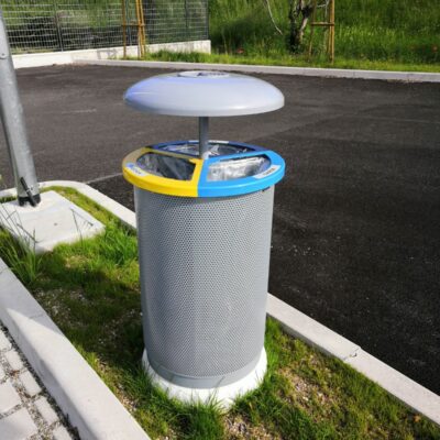 Afvalbak voor het scheiden van afval, model Claire. Hier uitgevoerd met de optionele betonsokkel. Ideaal voor scholen, campings e.d.