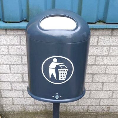 Zeer degelijk en duurzaam. Deze buiten afvalbak is zowel geschikt voor wandmontage of vrijstaand aan een staander.