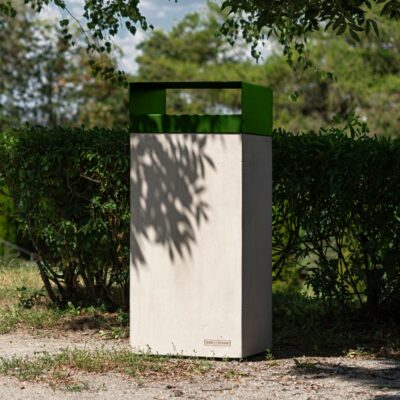 Deze stijlvolle afvalbak van uitgewassen beton in natuurlijke of antracietkleurige tinten is ontworpen om perfect te passen in zowel moderne stadsomgevingen als historische binnensteden.