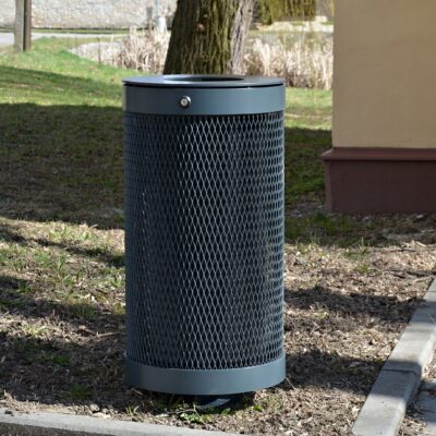 Houd eenvoudig uw buitenruimte netjes en stijlvol met onze duurzame stalen buitenafvalbak model Robust van 60 liter.