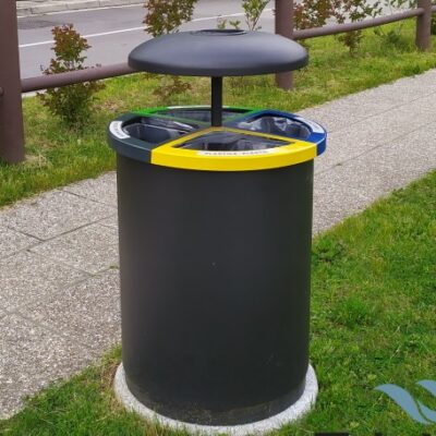 Deze buiten afvalbak combineert een strak en functioneel ontwerp met hoogwaardige materialen voor langdurig gebruik in openbare ruimtes.