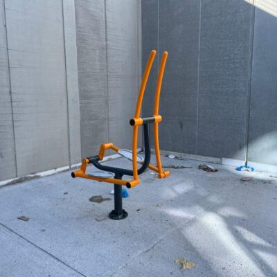 Fitness toestellen voor buiten uit de OFM-lijn Montagefoto nieuwe Penitentiaire inrichting in Brussel.