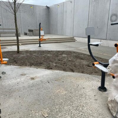 buiten fitness toestel montage in een groot nieuwbouw complex in Brussel