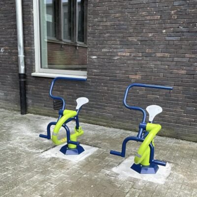 Twee van onze buitenfitness toestellen model Rider naast elkaar. Sportief bewegen voor uw basisschool leerlingen. Geleverd en gemonteerd te Wilrijk (Antwerpen).