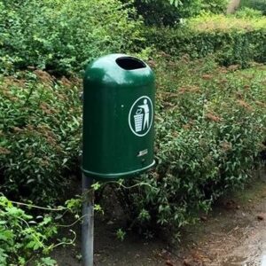 Topkwaliteit voor een messcherpe prijs. De bekende buiten afvalbak model Saluna. Hier in mosgroen uitgevoerd.