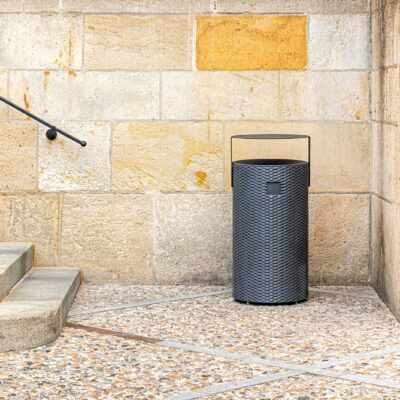 Dankzij het innovatieve productieproces waarbij HSC-beton wordt gegoten in een siliconen mal, beschikt deze afvalbak over een strakke, stijlvolle afwerking die moeilijk te beplakken is met stickers en andere vormen van ongewenste reclame.