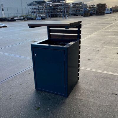Elegant en duurzaam, buiten afvalbak model Vera. Ral 7016 gecoat.