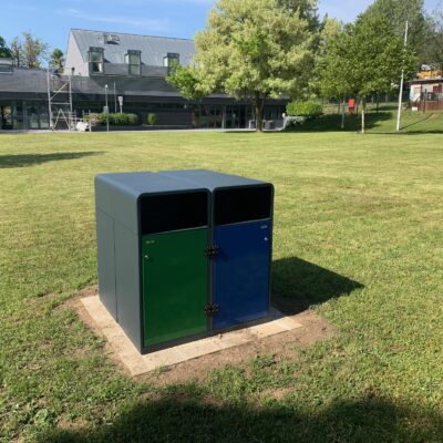 Afvalbak voor buiten Cubo Cestini in de vierkante opstelling. Bijzonder fraai om te zien en functioneel natuurlijk.