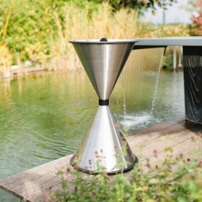 De rvs uitvoering van deze fraai buiten asbak