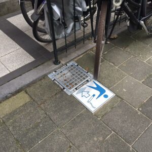 Een tegel-asbak, duurzaam en voordelig en in combinatie met een icoon-tegel, voor iedereen duidelijk waar de peuken horen