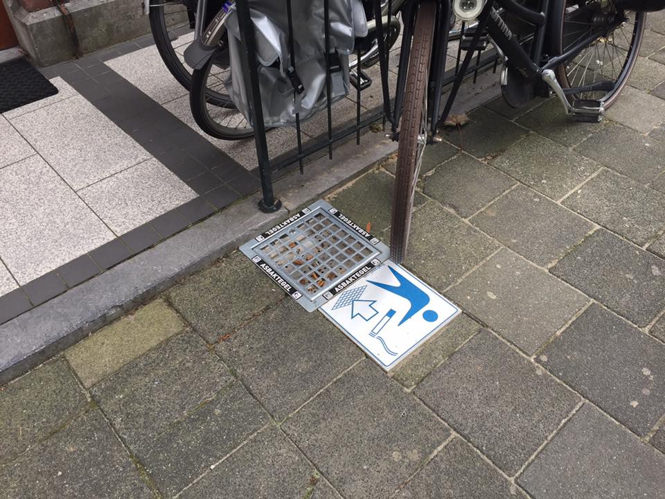 Een tegel-asbak, duurzaam en voordelig en in combinatie met een icoon-tegel, voor iedereen duidelijk waar de peuken horen