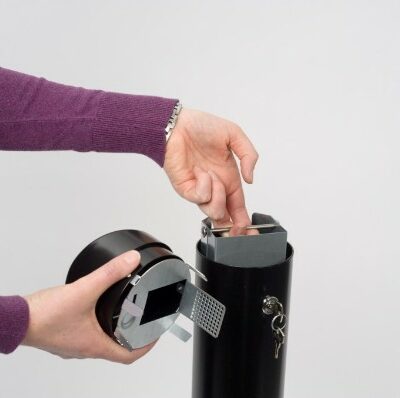 Deze fraaie buiten-asbakken zijn zeer eenvoudig te legen