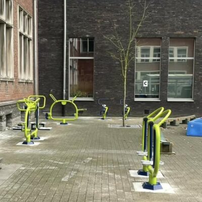 Voorbeeld van een sportief ingericht schoolplein met een aantal van onze buiten fitnesstoestellen voort kinderen.