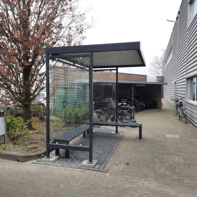 Hier uitgevoerd met 2 haaks op elkaar staande zitbanken. Bus-abri model Palermo City, de mogelijkheden zijn legio.