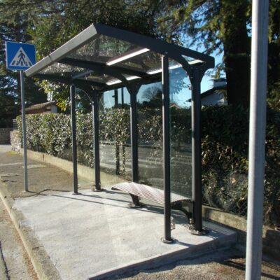 Hier uitgevoerd met de zitbank en beide zijden van het optionele glaspaneel.