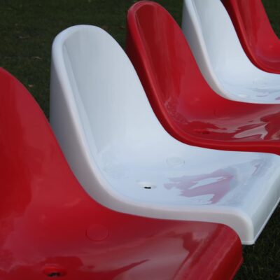 Deze reservebanken, ook wel coachbanken genoemd, zijn uitgevoerd met comfortabele zit-kuipen, leverbaar in diverse kleuren.