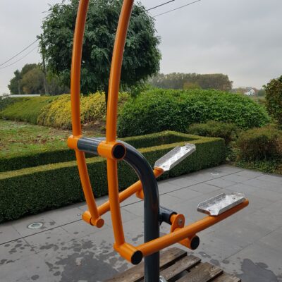 Fitness toestellen voor buiten uit de OFM-lijn Montagefoto nieuwe Penitentiaire inrichting in Brussel.