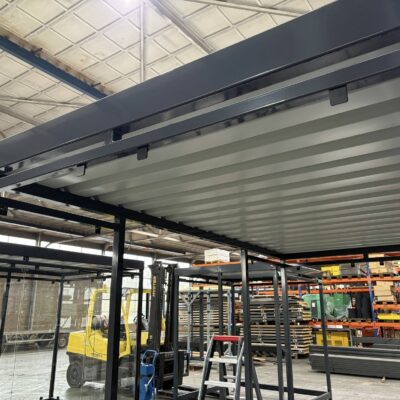 In de productiehal. De onderkant van het dak van de rookabri Myla 2x2m. Degelijk Nederlands fabricaat