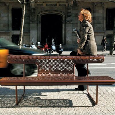 Parkbank de Dichter. Tijdloze elegantie en niet voor niets tentoongesteld in musea in Duitsland en Amerika