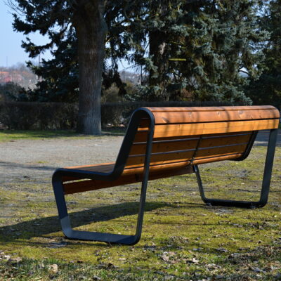 Parkbank model Borola met een lengte van 180mm met rugleuning en heft frame gepoedercoat in diepzwart. RAL 9005.