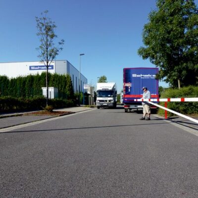 Draaibomen, een zeer nette en duurzame beveiliging van uw terrein. Afgebeeld de 6 meter uitvoering van deze handbediende draaiboom