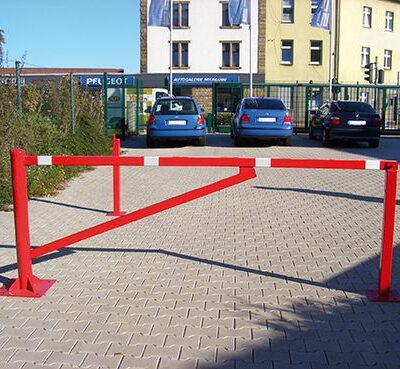 Onze draaipoorten worden naar keuze met voetplaat of een inbetonneerbare uitvoering geleverd